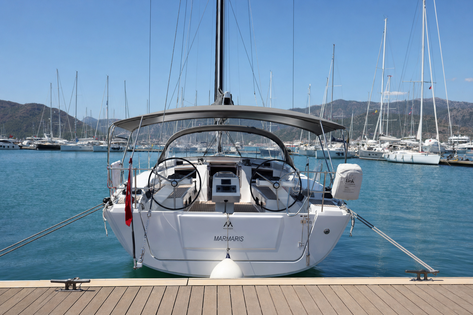 Учебная яхта Hanse 400e у причала на побережье Турции